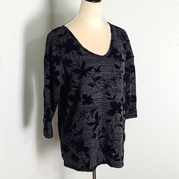 Onque Gray Top with Black Velvet Floral, Size Large - Picture 6 of 8